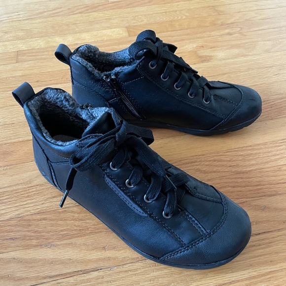Planet Black Leather Sneaker. Size 8. - Picture 2 of 9